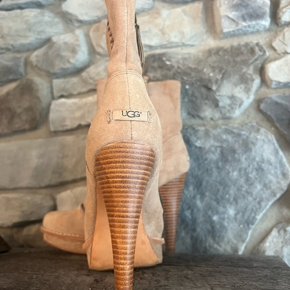 Rare UGG tan heel boot - Picture 3 of 4